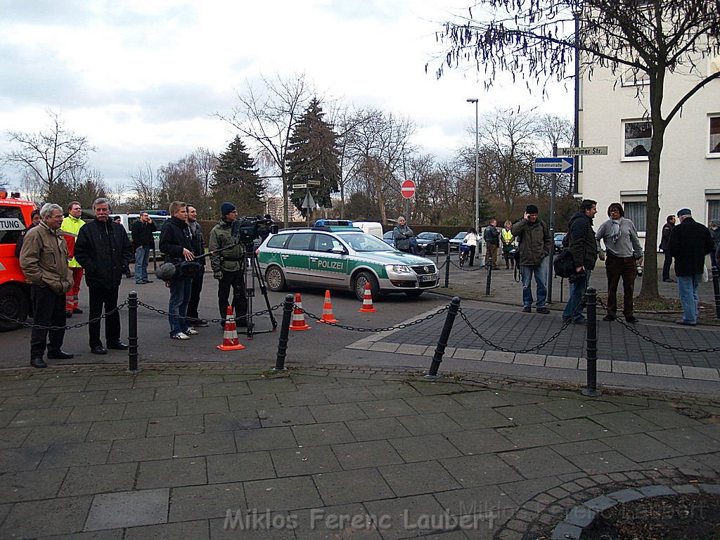 Einsatz Feuerwehr SEK Polizei Koeln Nippes Merheimerstr P135.JPG